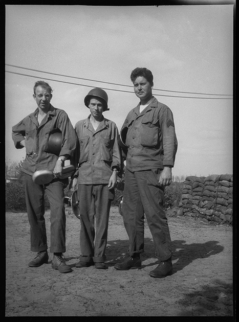 Американские солдаты в армейском полевом лагере. Нидерланды, 1944 год.