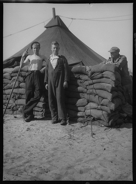 Местные жители в американском армейском полевом лагере. Нидерланды, 1944 год.