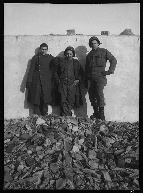 Американские солдаты у стены разбомбленного дома. Голландия, 1944 год.