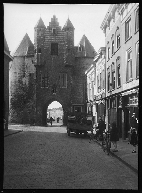 Средневековые городские ворота — одна из главных достопримечательностей города Берген-оп-Зом. Нидерланды, 1944 год.