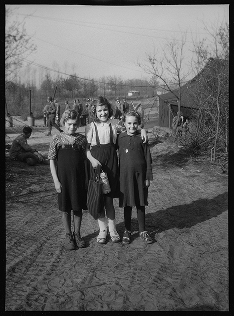 Дети в американском полевом лагере. Нидерланды, 1944 год.
