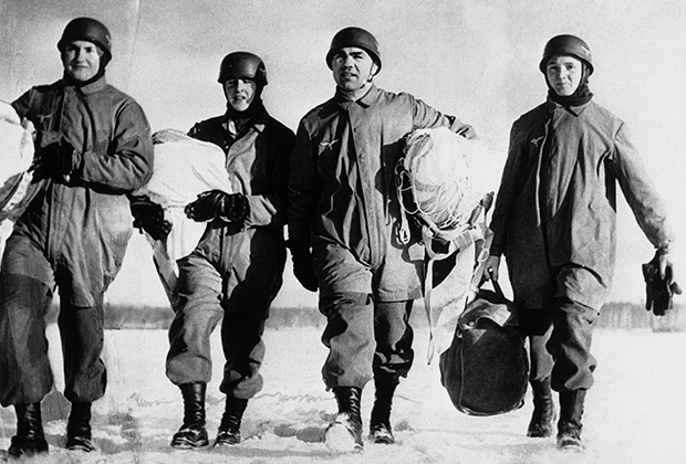 Шмелинг (второй справа) на службе в вермахте, февраль 1941 года