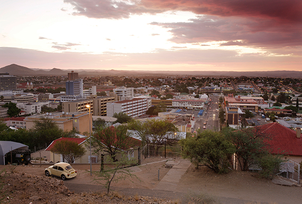 Вид на вечерний Виндхук — столицу Намибии. В городе живет всего 334 000 человек. 
