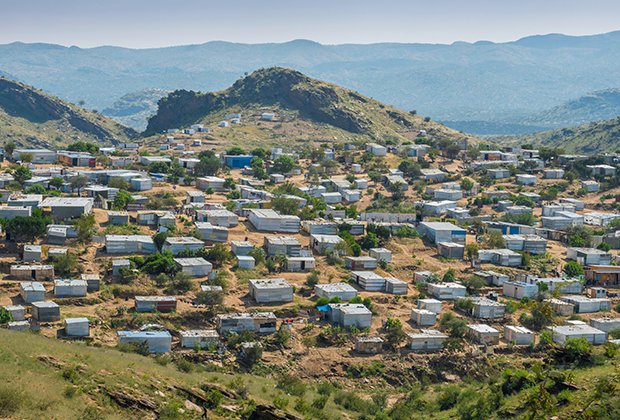 Большая часть населения Намибии все еще живет в тауншипах — бедных поселках, изначально созданных исключительно для чернокожего населения.  

