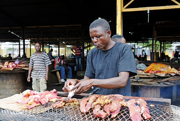 Один из специалитетов Намибии — мясо на гриле. Его здесь готовят и в барах, и в дорогих ресторанах, и прямо на улице. 