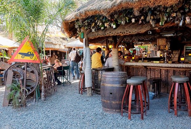 По всей Намибии много пивоварен и пивных баров, а в октябре в стране проходит Октоберфест.