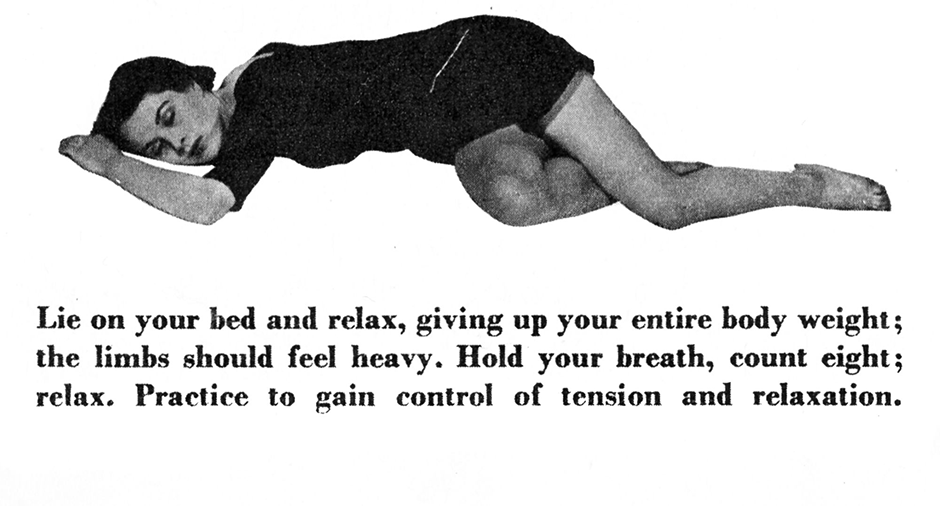Совет по расслаблению: «Ляг на кровать и расслабься, почувствуй вес своего тела. Конечности должны быть тяжелыми. Задержи дыхание, посчитай до восьми, расслабься. Тренируй контроль над напряжением и релаксацией».

