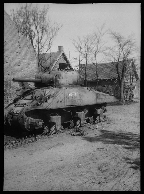 Подбитый танк «Шерман». Нидерланды, 1944 год.