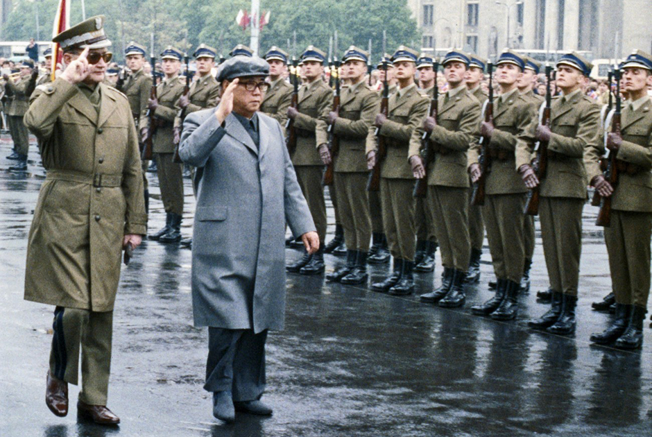 В отличие от своего внука, Ким Ир Сен на встречах с руководителями других стран отдавал предпочтение европейской одежде. На фото: Ким вместе с главой Польской Народной Республики Войцехом Ярузельским принимает парад во время официального визита в Варшаву.
