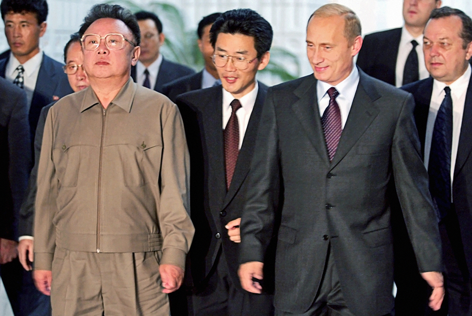 Во Владивостоке побывали все три поколения Кимов. Ким Чен Ир прибыл на встречу с Владимиром Путиным в 2002 году. Для встречи он выбрал свою любимую легкую куртку. 
