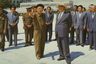 В 1970-е годы Ким Ир Сен все чаще появлялся на публике в европейском костюме. Новый тренд тут же уловила и вся элита КНДР, а вот наследник Ким Чен Ир сохранял верность френчу, да еще и защитного цвета. 
