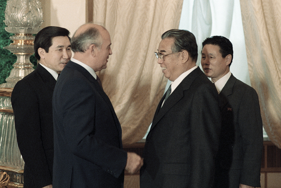 Единственным жестким правилом Ким Ир Сена был запрет на фото- и видеосъемку сбоку и сзади с правой стороны. Ким переживал из-за опухоли на шее, которая была видна в этом ракурсе. Служба протокола четко отслеживала соблюдение этого правила. На встрече с главой СССР Михаилом Горбачевым в Кремле, 1986 год.  
