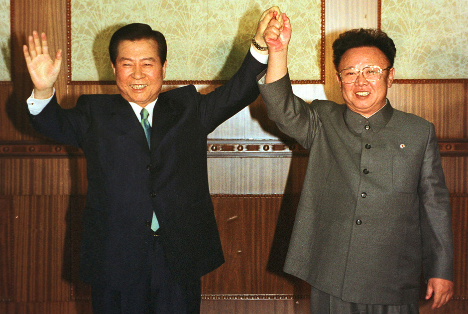 В 2000 году Ким Чен Ир встретился и с лидером Южной Кореи. Для этого он выбрал максимально аутентичный костюм — северокорейский френч серо-зеленого цвета. 
