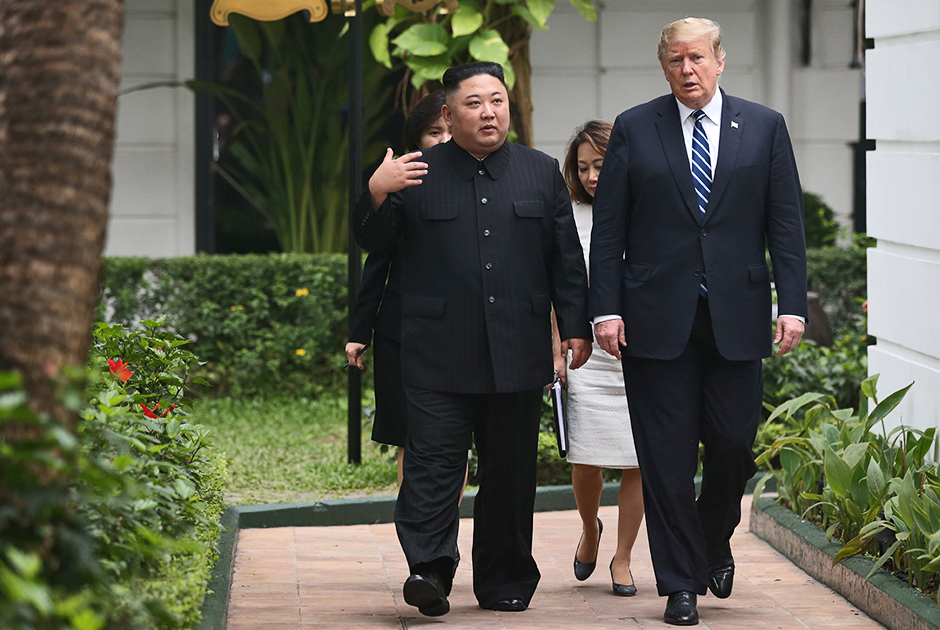 На фоне обострившегося противостояния между Китаем и США Ким Чен Ын выбрал для встречи с Дональдом Трампом френч Мао с четырьмя карманами, который лидеры КНДР не жаловали никогда. Наверняка в Пекине этот жест оценили. 
