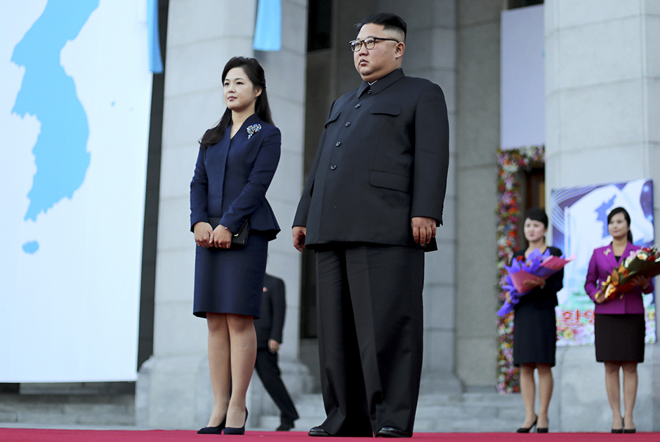 По мере того как все увереннее чувствовал себя Ким Чен Ын, смелее становилась и его жена Ли Соль Чжу. В 2018 году она осмелилась надеть на саммит Северной и Южной Кореи достаточно короткую юбку, туфли на каблуках, брошь и распустить волосы. В Азии мало столь же элегантных первых леди.  