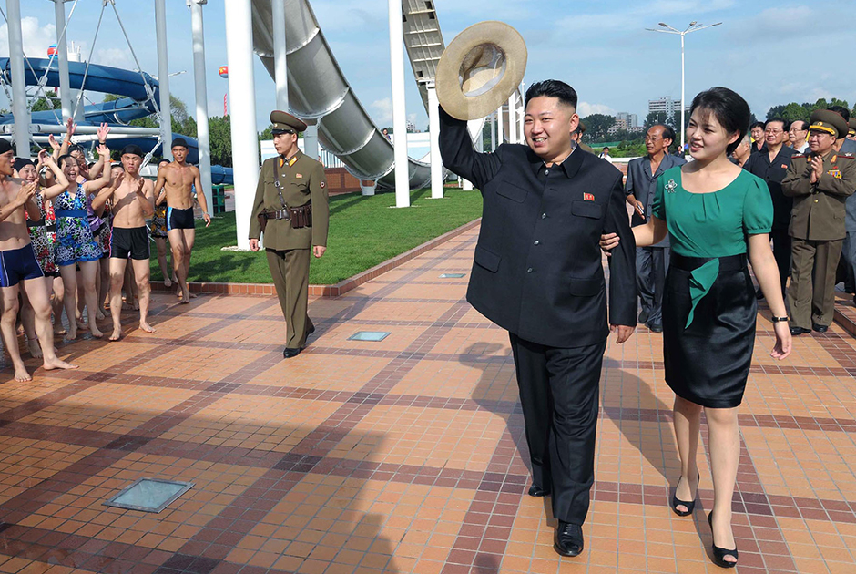В 2012 году эта фотография наделала в мире немало шума. Первая леди КНДР появилась на официальном мероприятии без обязательного значка с изображением Ким Ир Сена и Ким Чен Ира, зато приколола стильную брошь. 
