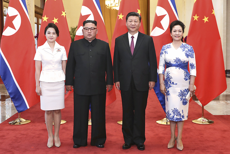 Во время визита в Пекин чета Ким даже поучаствовала в совместной фотосессии с главой КНР Си Цзиньпином и его супругой Пэн Лиюань. И если Ким выглядел на фоне Си несколько экзотично, то первая леди КНДР ни в чем не уступала китайской леди. Западные журналисты уличили Ли в копировании стиля Кейт Миддлтон. 
