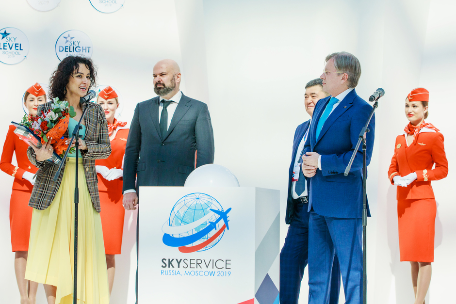 Генеральный директор «Аэрофлота» Виталий Савельев поздравляет номинантов.