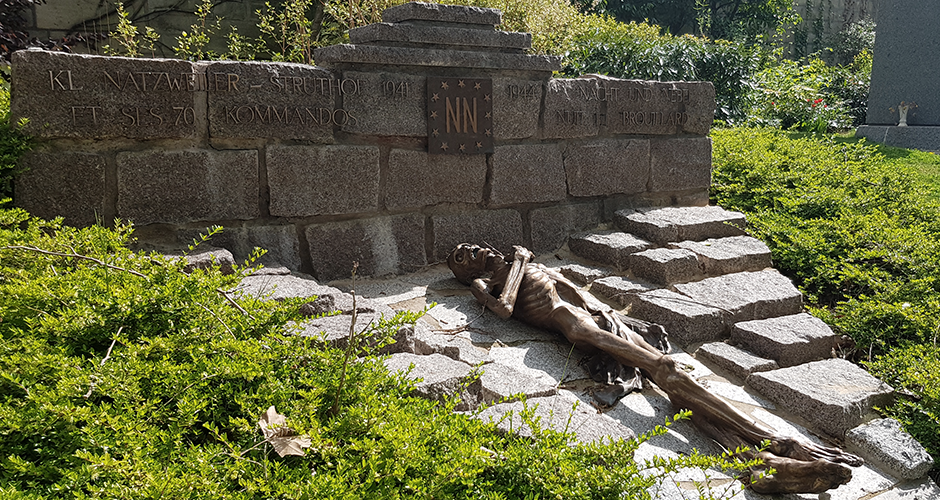 Пожалуй, самый страшный памятник кладбища установлен в память заключенных нацистского концлагеря Нацвейлер-Штрутгоф, который располагался в Вогезах на границе Франции и Германии. В нем от голода, издевательств и бесчеловечных медицинских опытов погибло около 25 тысяч человек.