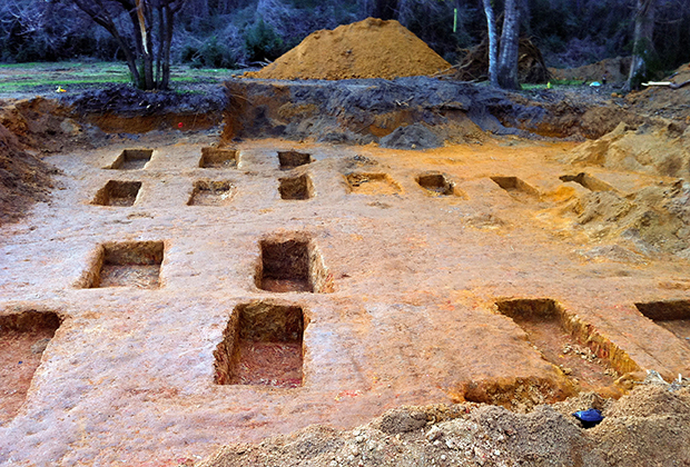 Раскопки захоронений на территории школы Дозье