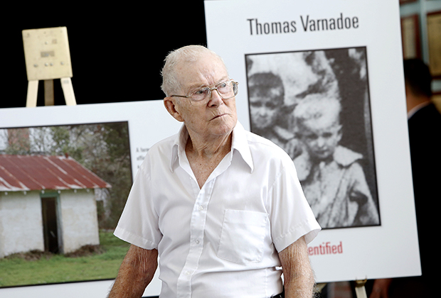 Ричард Варнадор у фотографии со своим братом Томасом, погибшим в школе Дозье