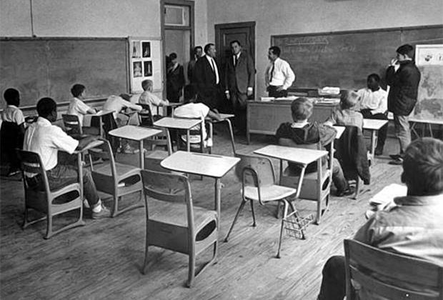 Губернатор Флориды Клод Кирк на экскурсии по школе Дозье, 1968 год