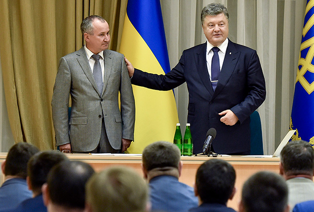 Президент Украины Петр Порошенко (справа) и новый руководитель Службы безопасности Украины Василий Грицак