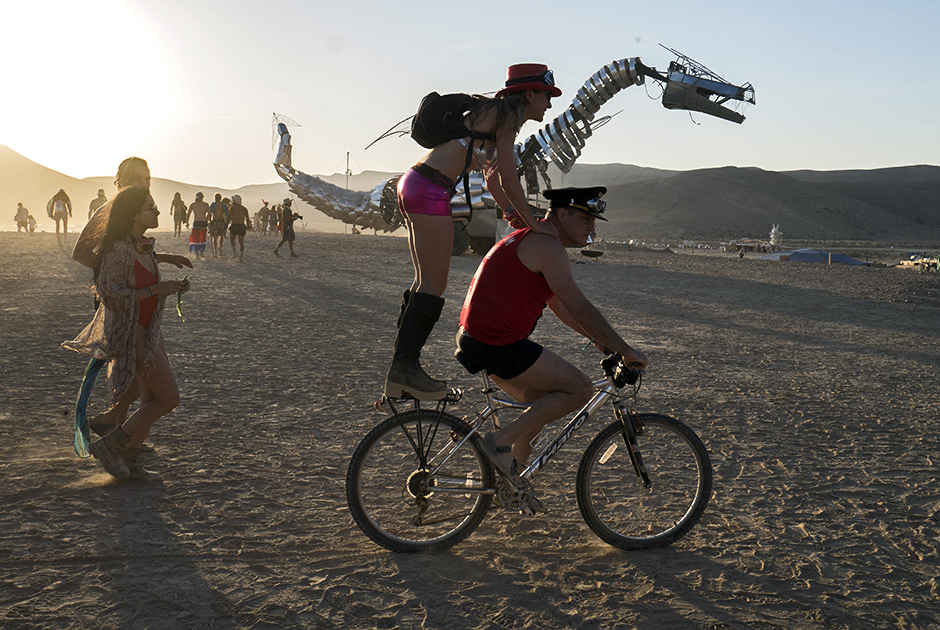 Велосипедные трюки на опенэйре в селении Сде Бокер, пустыня Негев