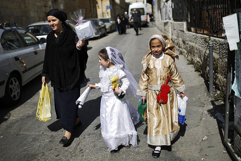 Девочки из ультрарелигиозной семьи идут на карнавал в честь праздника Пурим