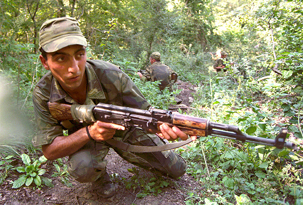 Грузинский солдат во время учений "Кахети-2002" возле деревни Пичховани (Панкисское ущелье)