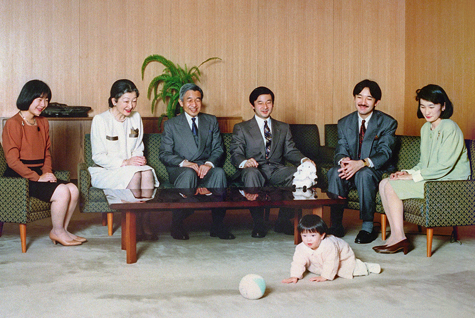 Императорская чета с детьми и старшей внучкой Мако во дворце в 1992 году