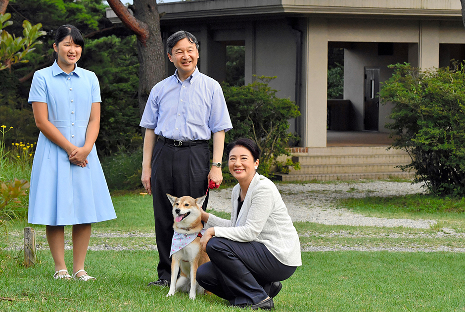 Принц Нарухито с супругой принцессой Масако и дочерью, принцессой Айко, у императорской виллы Насу