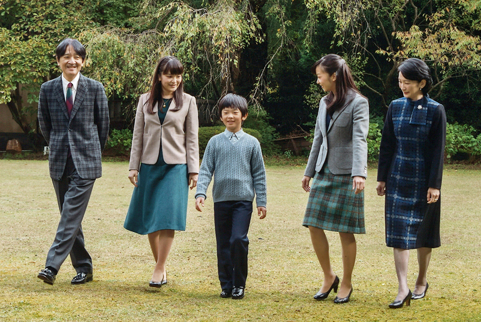 Принц Акисино с женой, принцессой Кико (справа), сыном Хисахито и дочерьми Мако и Како (в центре). Вся  семья одета в британском стиле