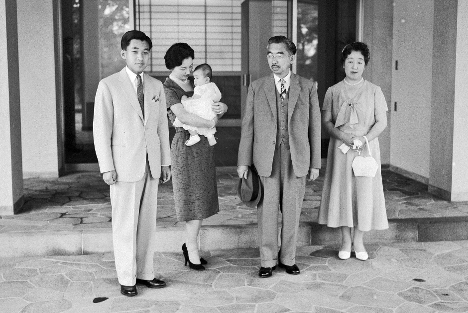 Император Хирохито с супругой (справа) в гостях у семьи сына, принца Акихито