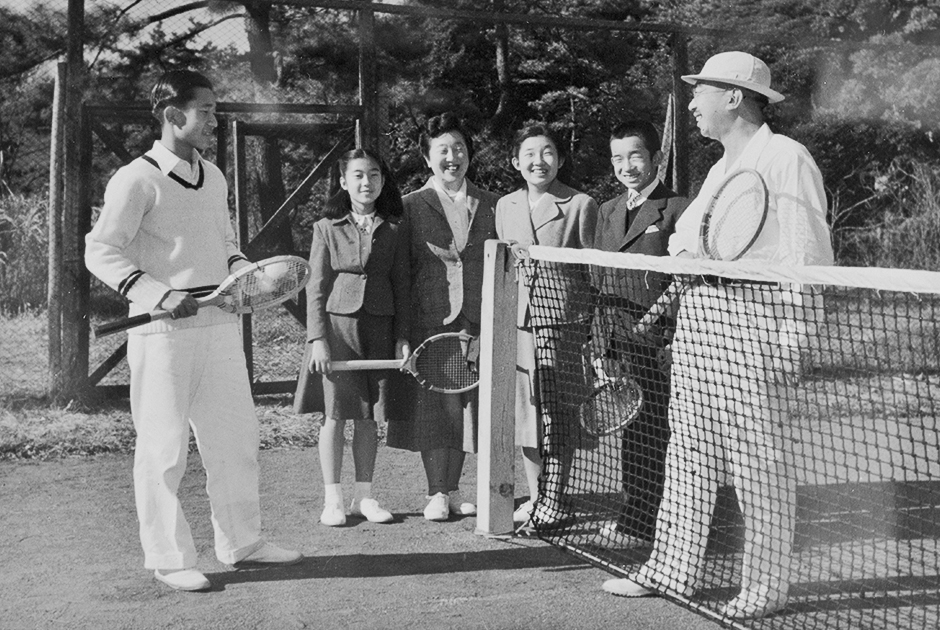 Император Хирохито (справа) и принц Акихито с семьей на теннисном корте. Костюмы монарха и его сына выглядят актуально и в наши дни