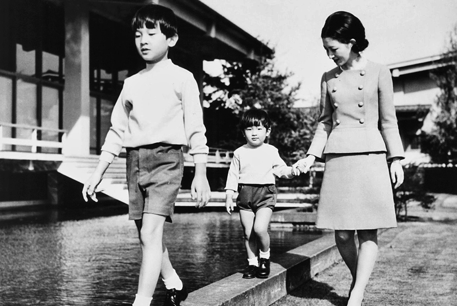 Принцесса Митико с сыновьями в 1968 году