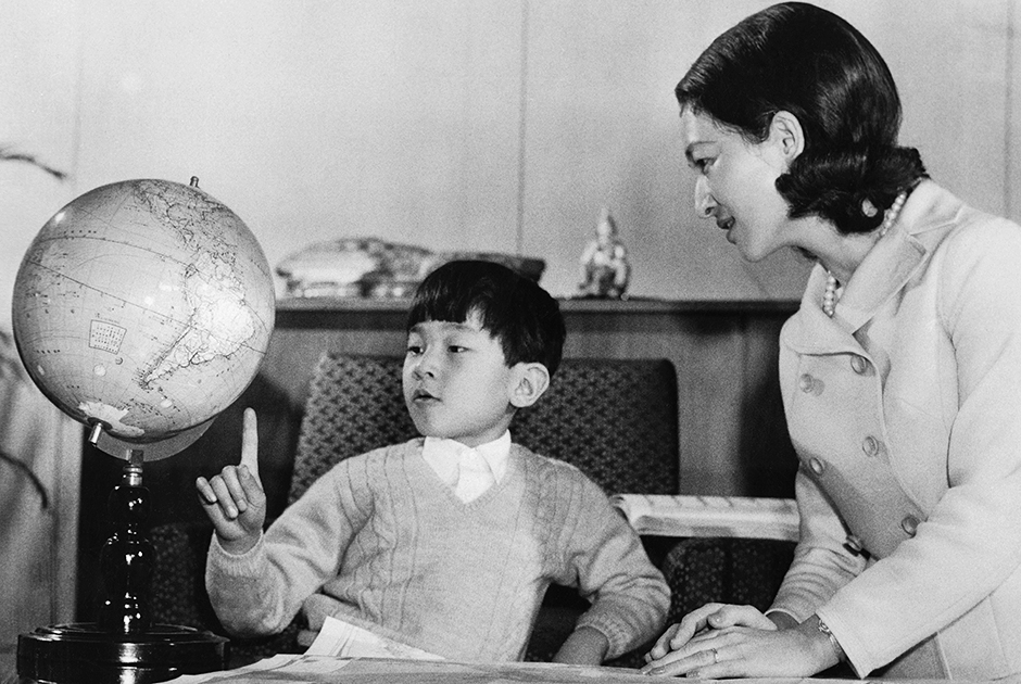 Принц Нарухито в детстве с матерью, будущей императрицей Митико