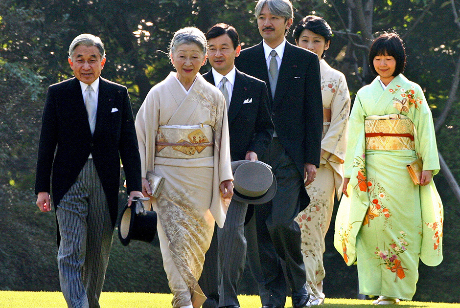 Император Акихито с супругой и детьми в 2005 году