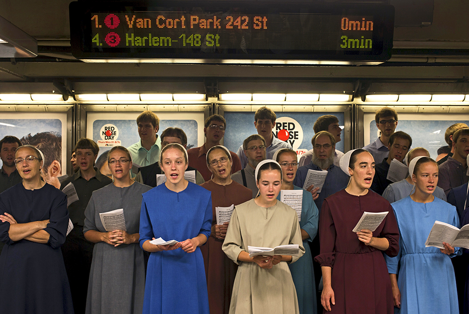 Представители молодежных организаций амишей много путешествуют по Америке, пропагандируя свои ценности. Например, эти молодые люди поют госпел на станции метро «Таймс-сквер» в Нью-Йорке. 