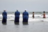 Три женщины из семьи амишей впервые купаются в Тихом океане. Для амишей использование современных купальников недопустимо. 

