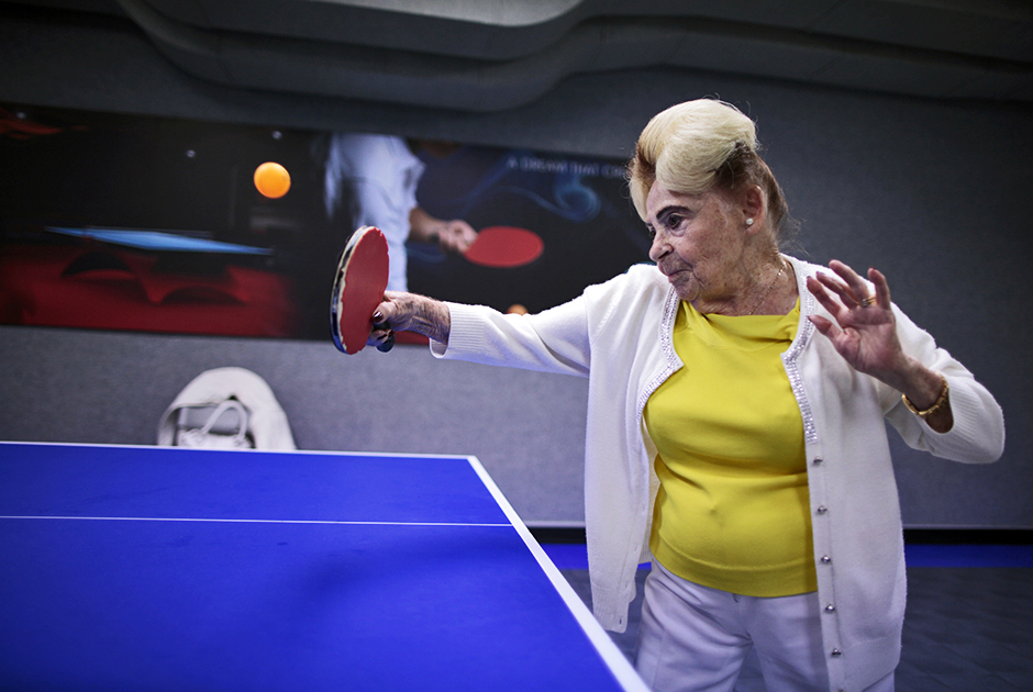 Бетти Стайн 92 года, она участница программы по обучению игре в настольный теннис для пожилых людей, страдающих от деменции и болезни Альцгеймера. Занятия спортом увеличивают сердечный ритм и приток крови к мозгу, что помогает уменьшить проявления болезни. 