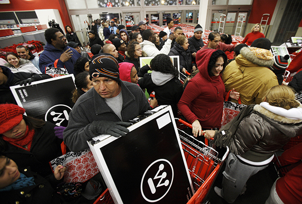 Покупатели штурмуют магазин в Чикаго, ноябрь 2009 года