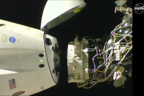 Crew Dragon во время полета к МКС в марте 2019 года