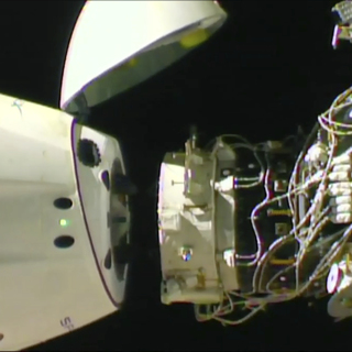 Crew Dragon во время полета к МКС в марте 2019 года