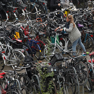 Велосипедная парковка в Амстердаме