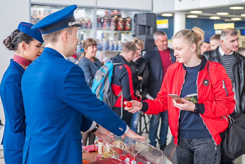 Пассажиры различных авиакомпаний с большим интересом осмотрели выставку и с огромным удовольствием участвовали в лотереи, посвященной двухлетию «Леолета». 