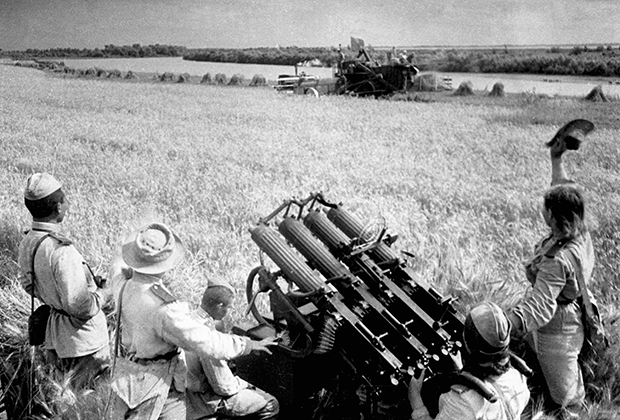 Колхозники убирают урожай под охраной зенитчиков, сентябрь 1943 года 