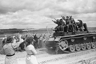 Советские танкисты на трофейном вражеском танке, 1944 год 
