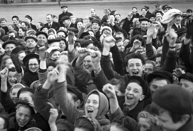 Москвичи на Красной площади утром в День Победы советского народа в Великой Отечественной войне. 