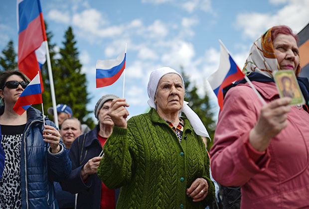 Участники митинга в Новосибирске «В защиту общественной нравственности, традиционных семейных ценностей, против западной антикультуры»